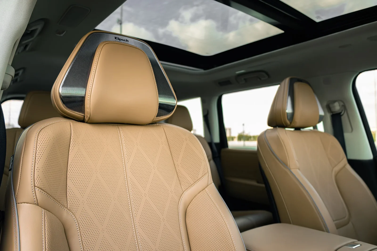 Rent Infiniti QX80  Black 2025 in Abu Dhabi - 4 