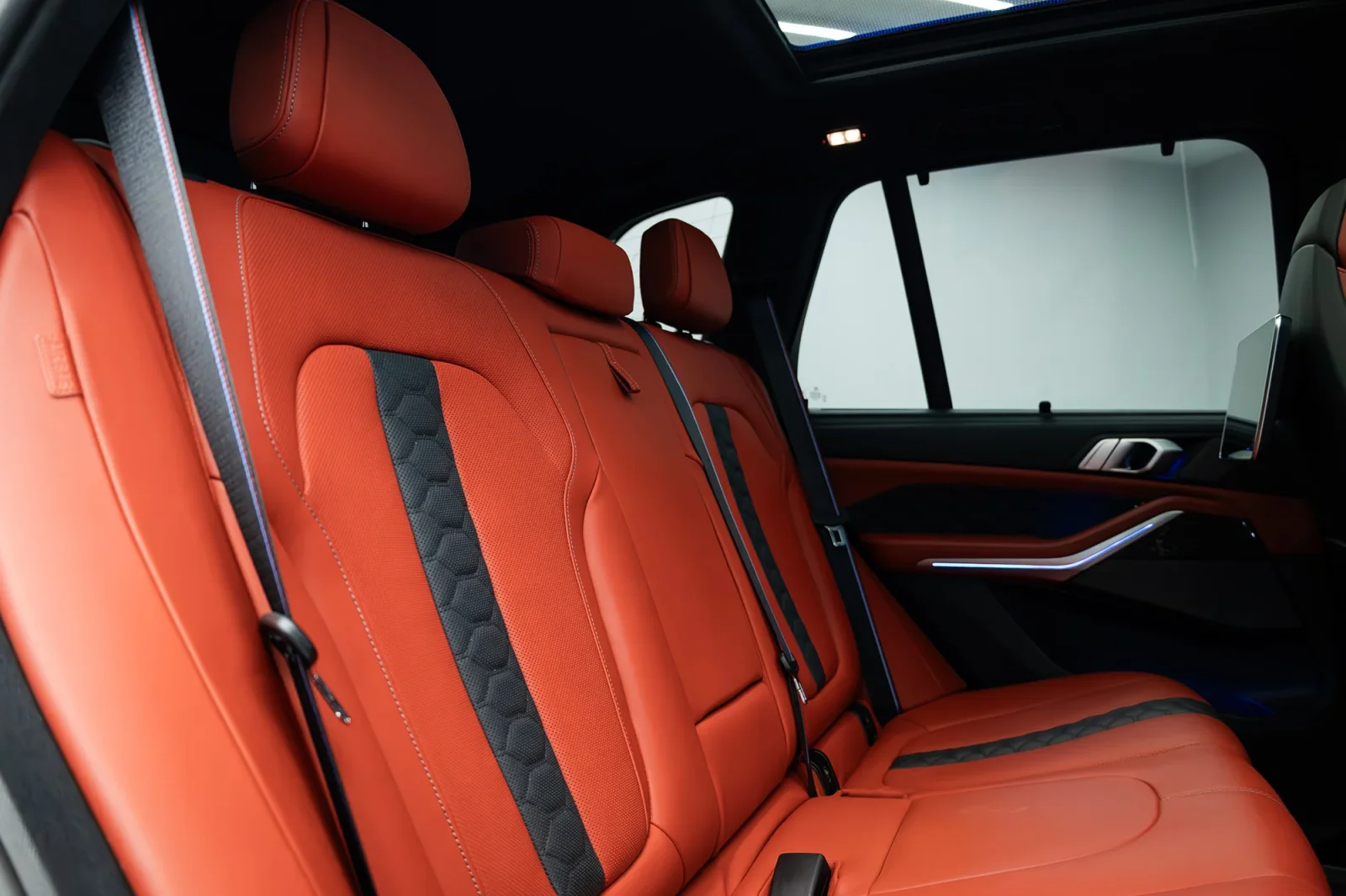 Kiralık BMW X5 M Competition Mavi 2022 içinde Abu Dhabi - 5 