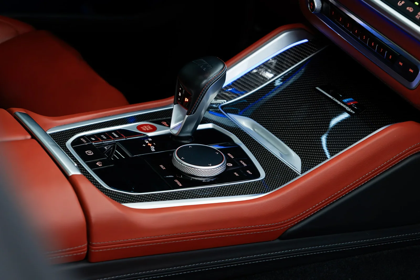 Kiralık BMW X5 M Competition Mavi 2022 içinde Abu Dhabi - 4 