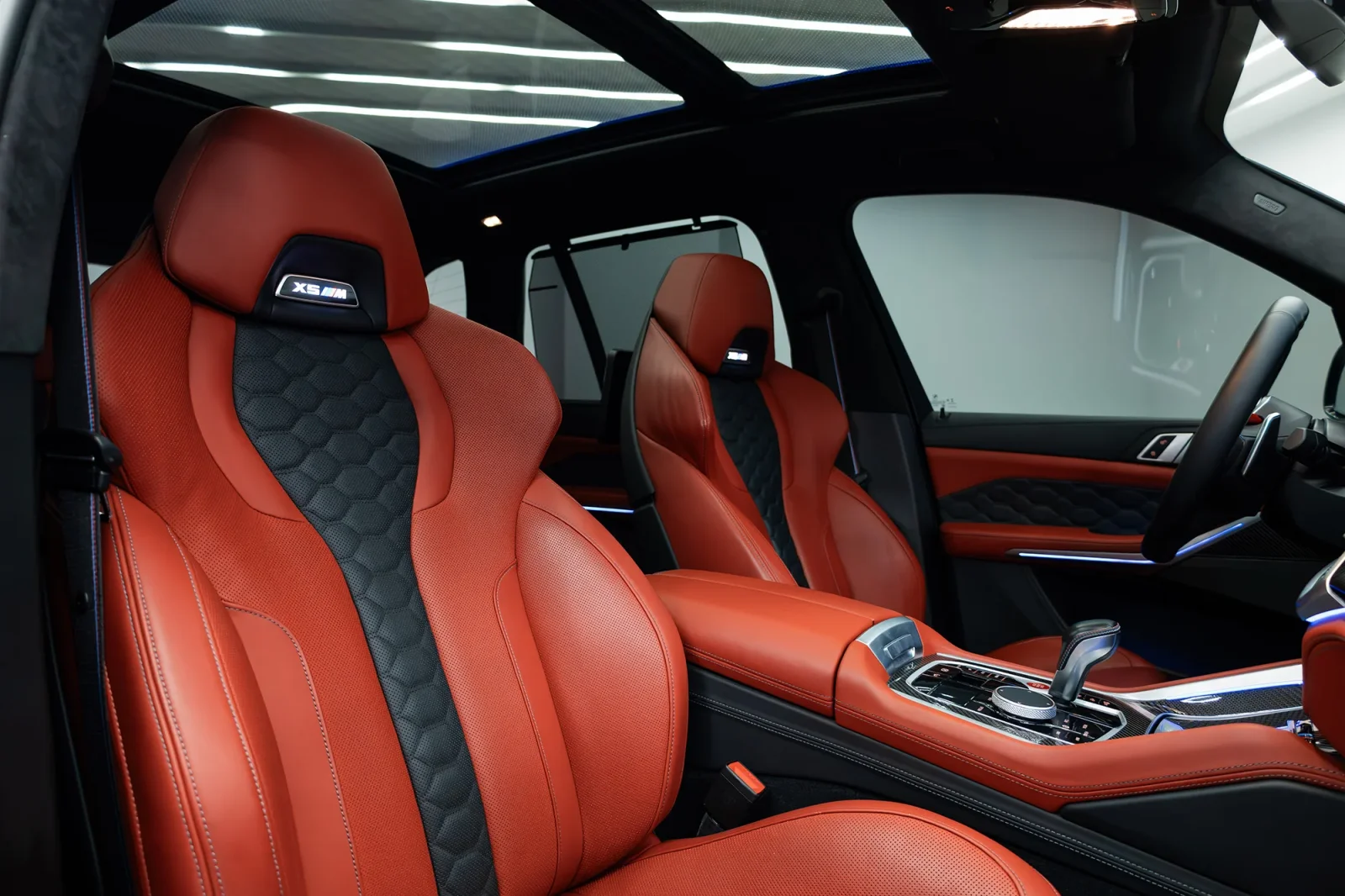 Kiralık BMW X5 M Competition Mavi 2022 içinde Abu Dhabi - 3 