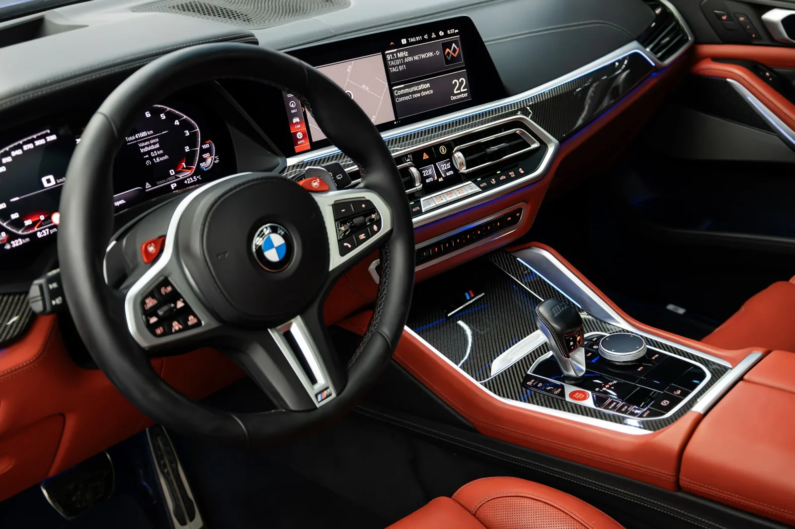 Kiralık BMW X5 M Competition Mavi 2022 içinde Abu Dhabi - 2 