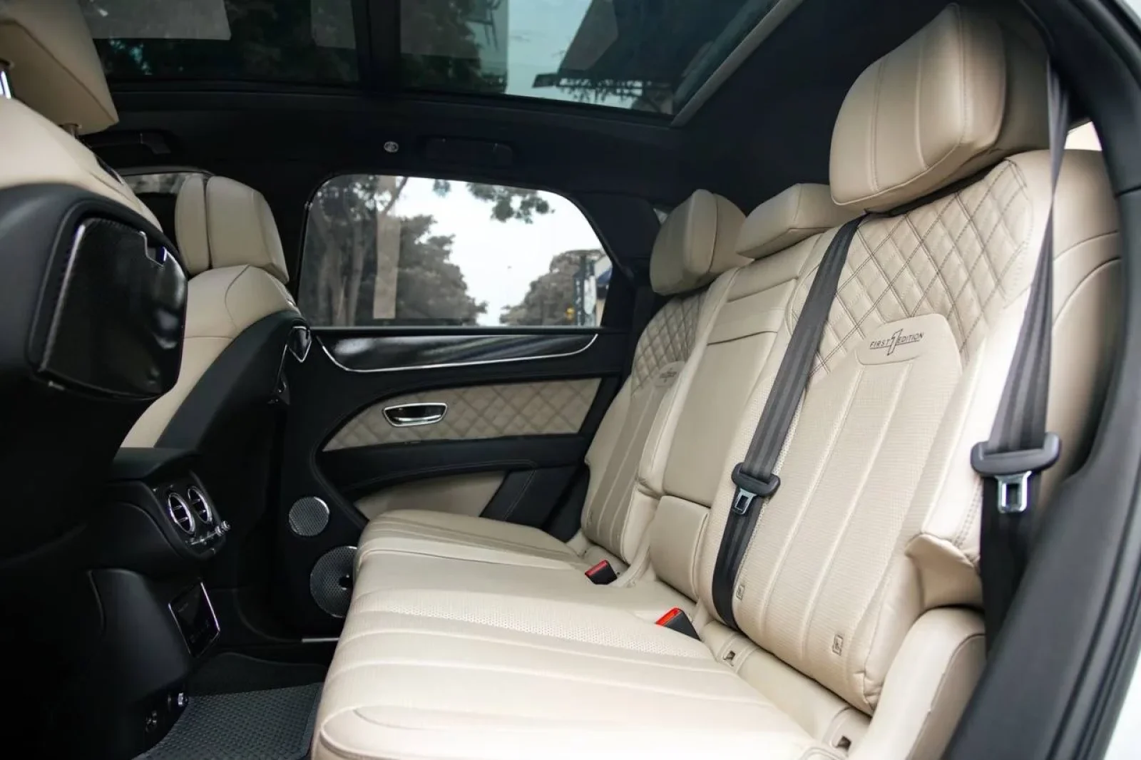 Rent Bentley Bentayga  White 2023 in Bangkok - 3 