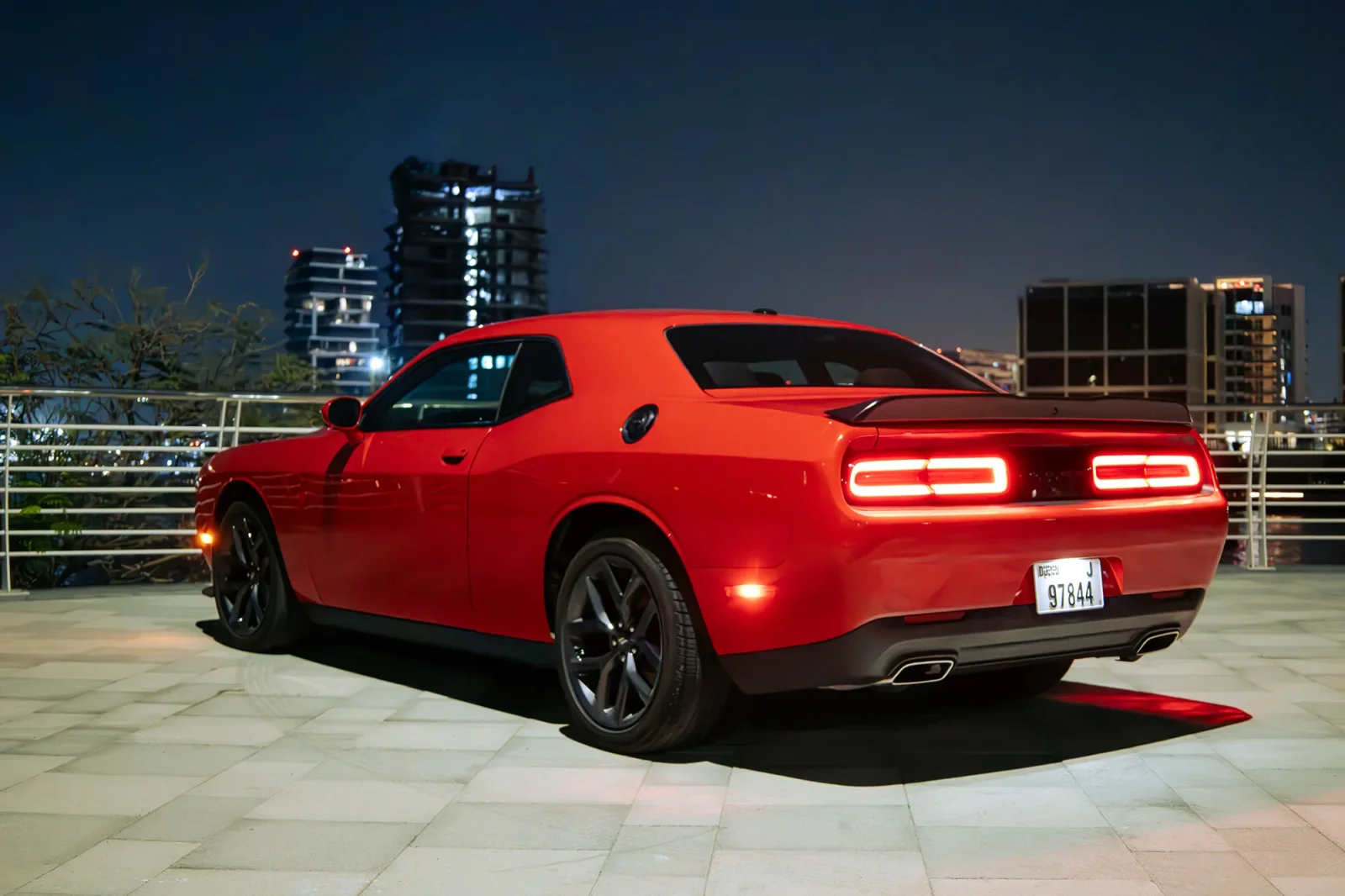 Kiralık Dodge Challenger  Kırmızı 2023 içinde Abu Dhabi - 12 
