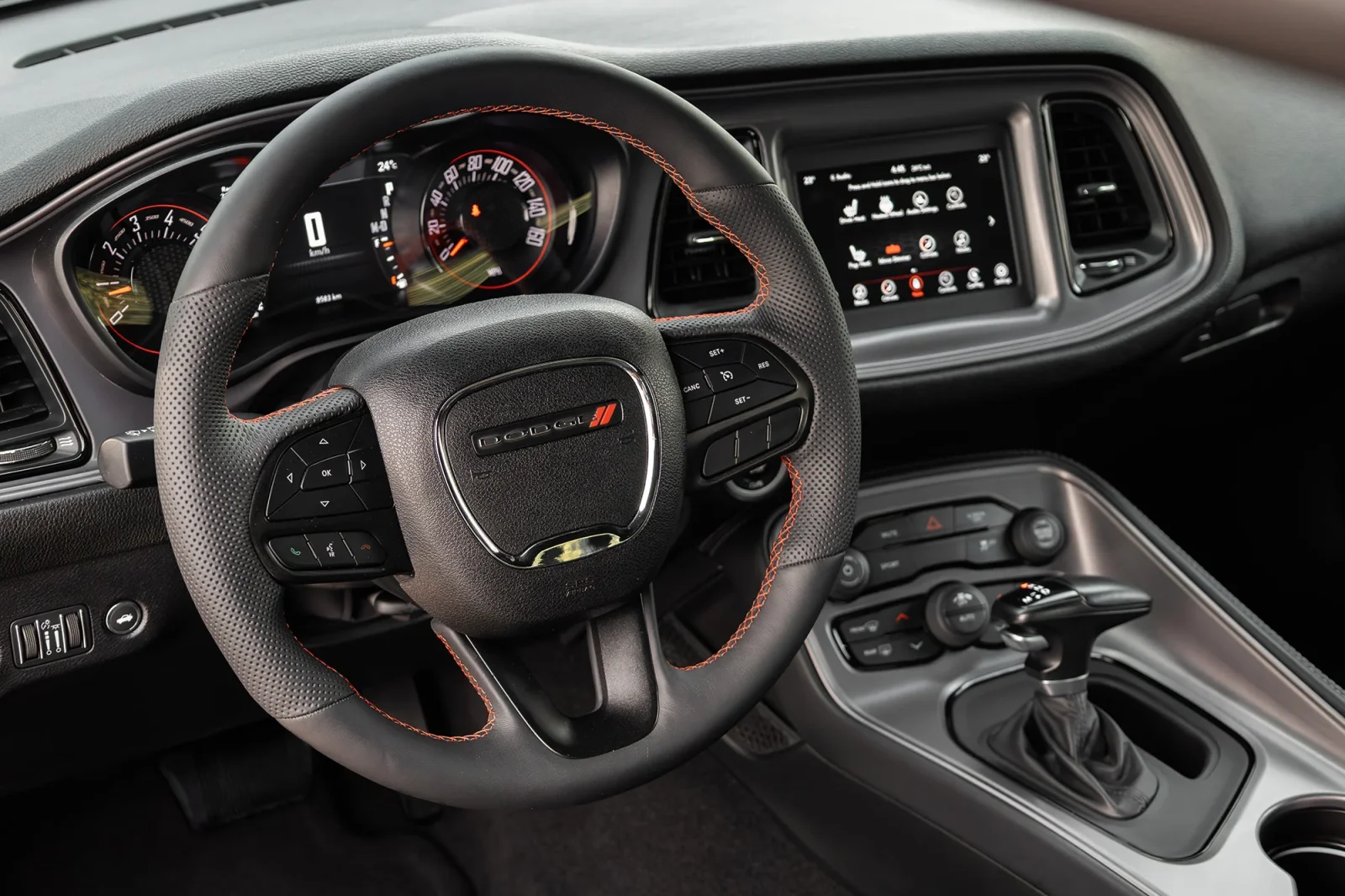 Kiralık Dodge Challenger  Kırmızı 2023 içinde Abu Dhabi - 4 