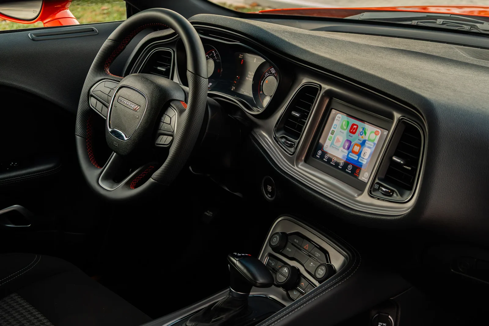 Kiralık Dodge Challenger  Kırmızı 2023 içinde Abu Dhabi - 3 