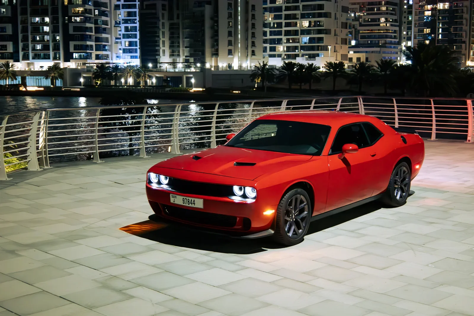 Kiralık Dodge Challenger  Kırmızı 2023 içinde Abu Dhabi - 11 