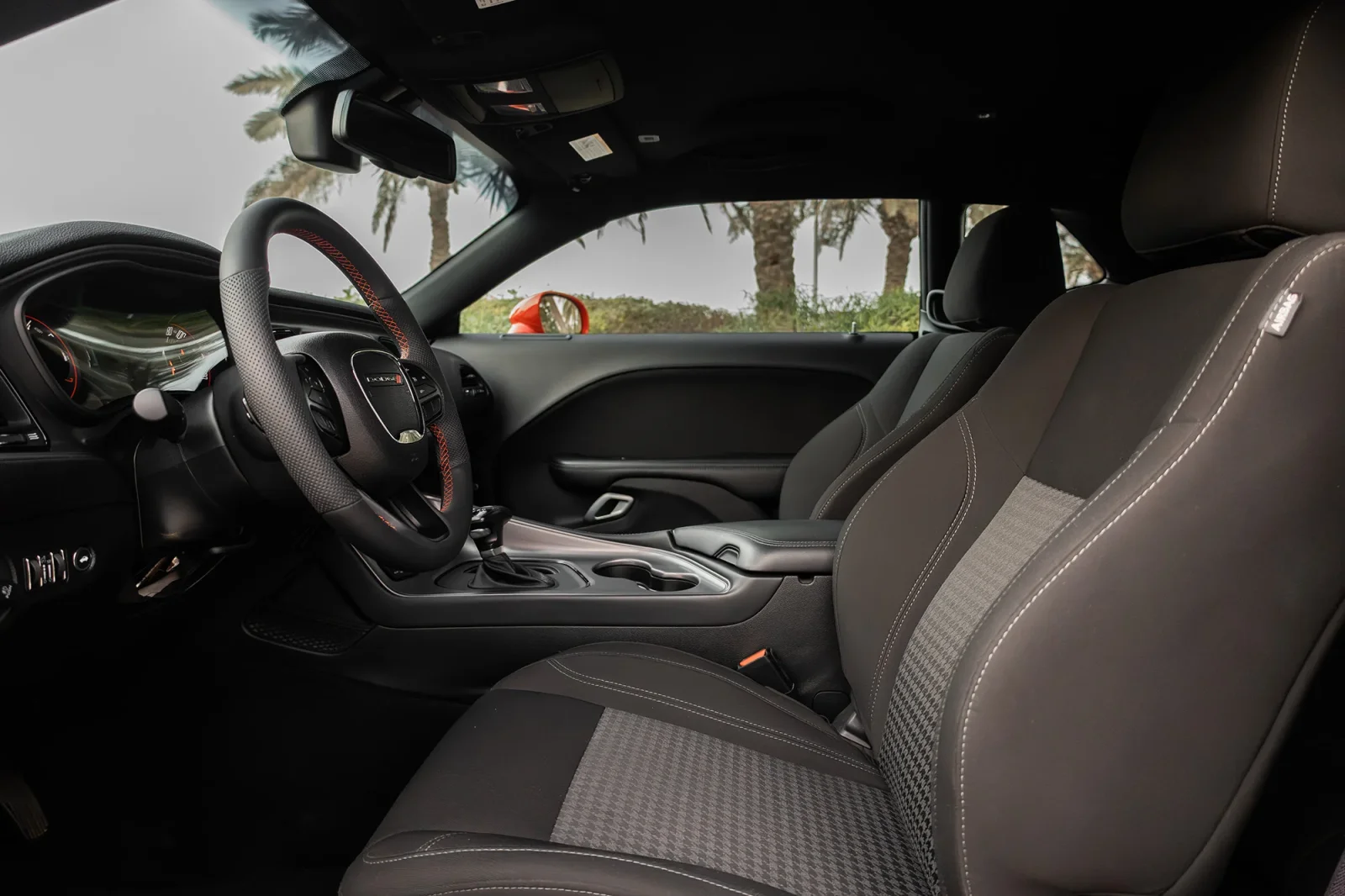 Kiralık Dodge Challenger  Kırmızı 2023 içinde Abu Dhabi - 16 