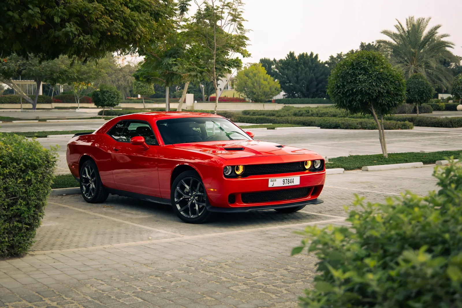 Kiralık Dodge Challenger  Kırmızı 2023 içinde Abu Dhabi