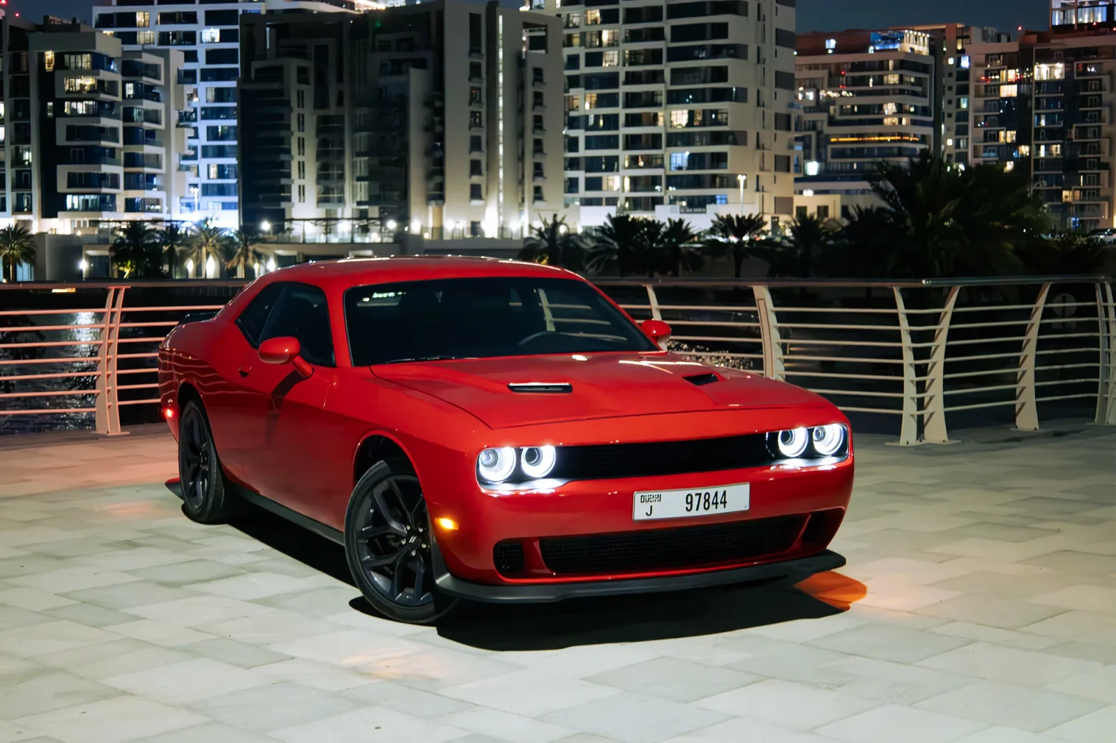 Kiralık Dodge Challenger  Kırmızı 2023 içinde Abu Dhabi - 2 