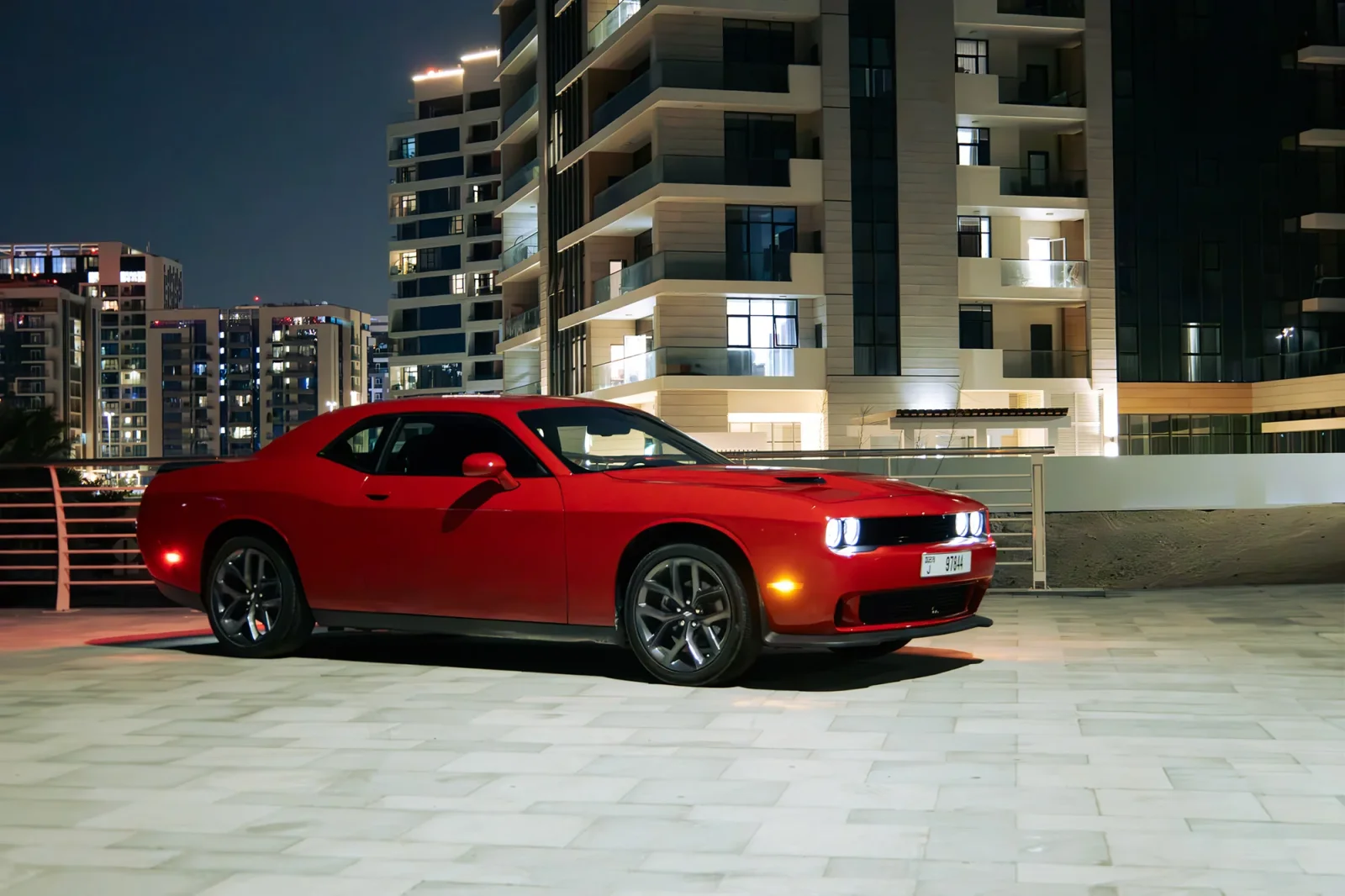 Kiralık Dodge Challenger  Kırmızı 2023 içinde Abu Dhabi - 14 