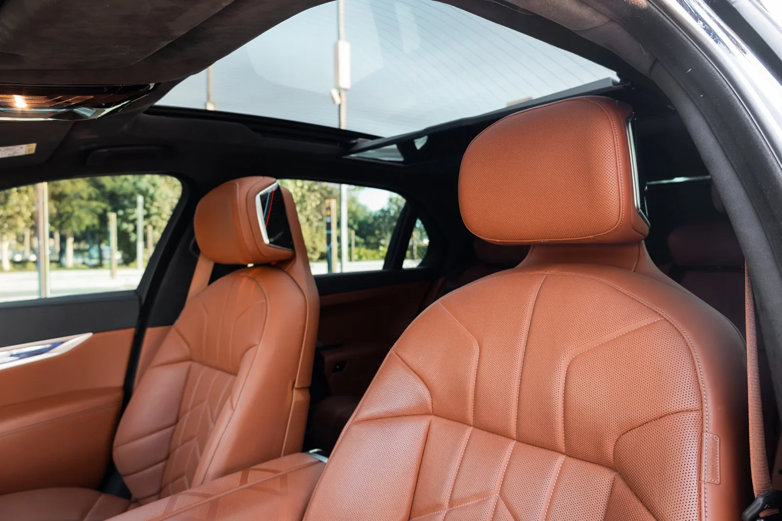 Rent BMW 7-Series 740i Individual Blue 2023 in Abu Dhabi - 5 