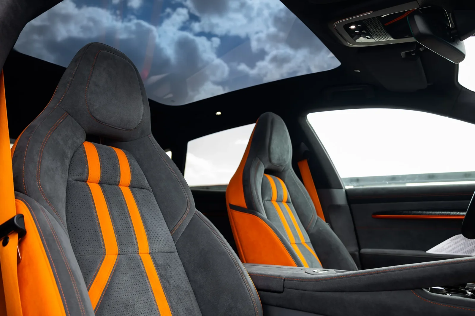 Huren Zeekr 1  Oranje 2023 in Abu Dhabi - 3 