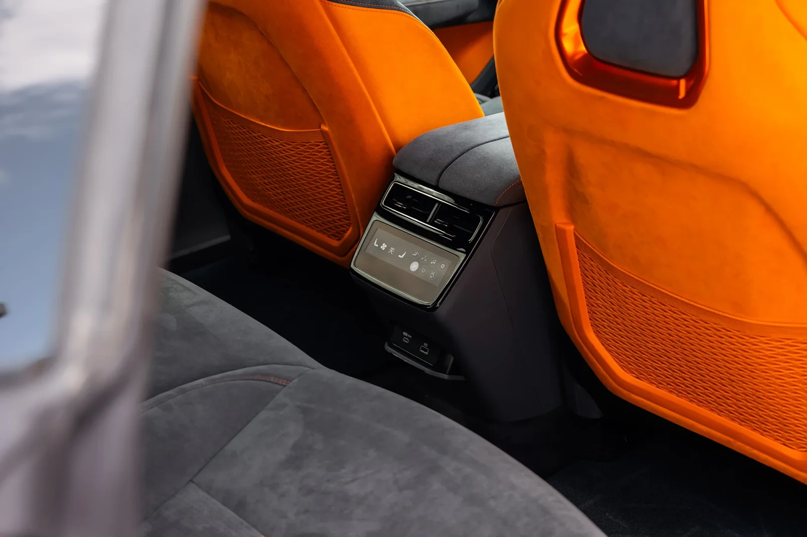 Huren Zeekr 1  Oranje 2023 in Abu Dhabi - 9 