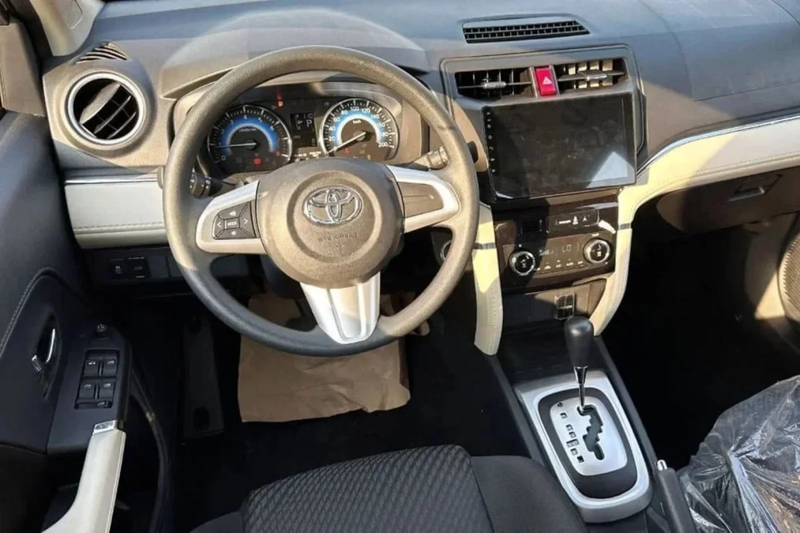 Kiralık Toyota Rush  Beyaz 2023 içinde Abu Dhabi - 2 