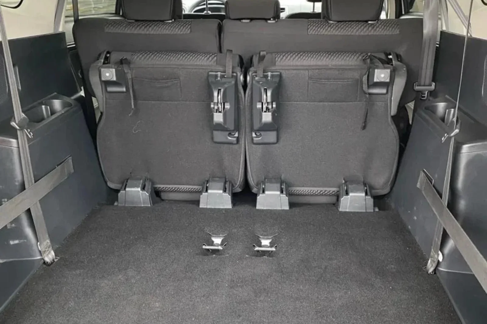 Miete Toyota Rush  Weiß 2023 in der Abu Dhabi - 4 