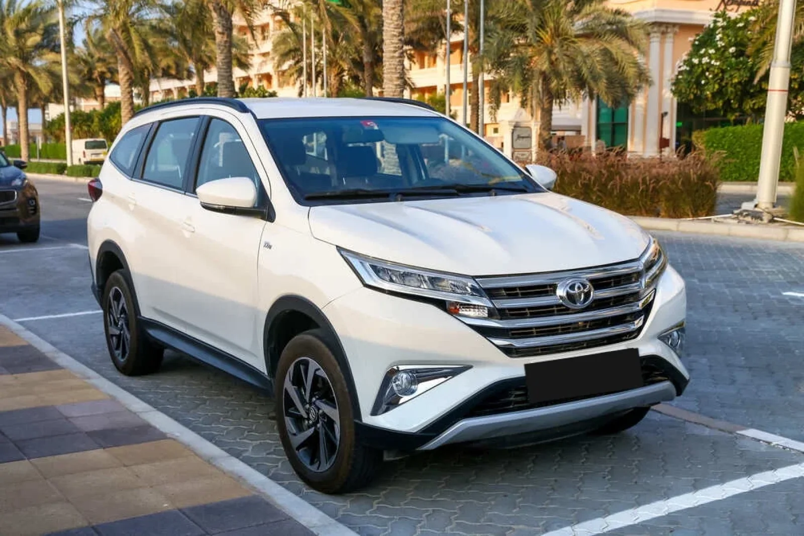 Miete Toyota Rush  Weiß 2023 in der Abu Dhabi