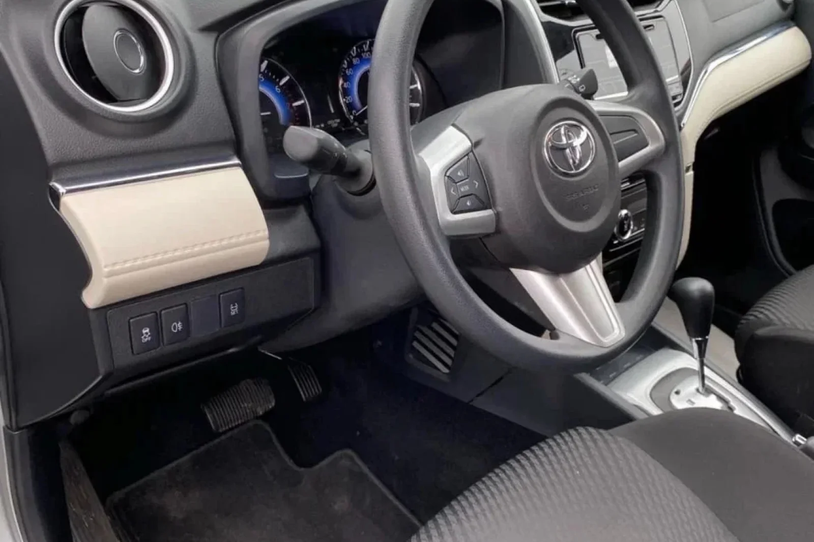 Miete Toyota Rush  Weiß 2023 in der Abu Dhabi - 2 