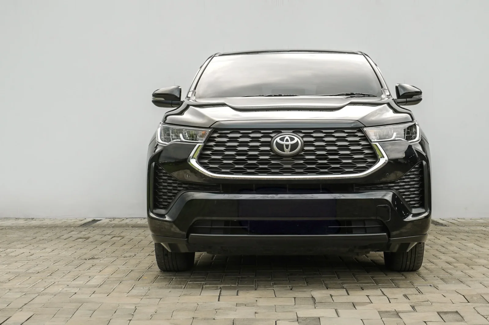 Affitto Toyota Innova  Nero 2022 in Abu Dhabi - 3 