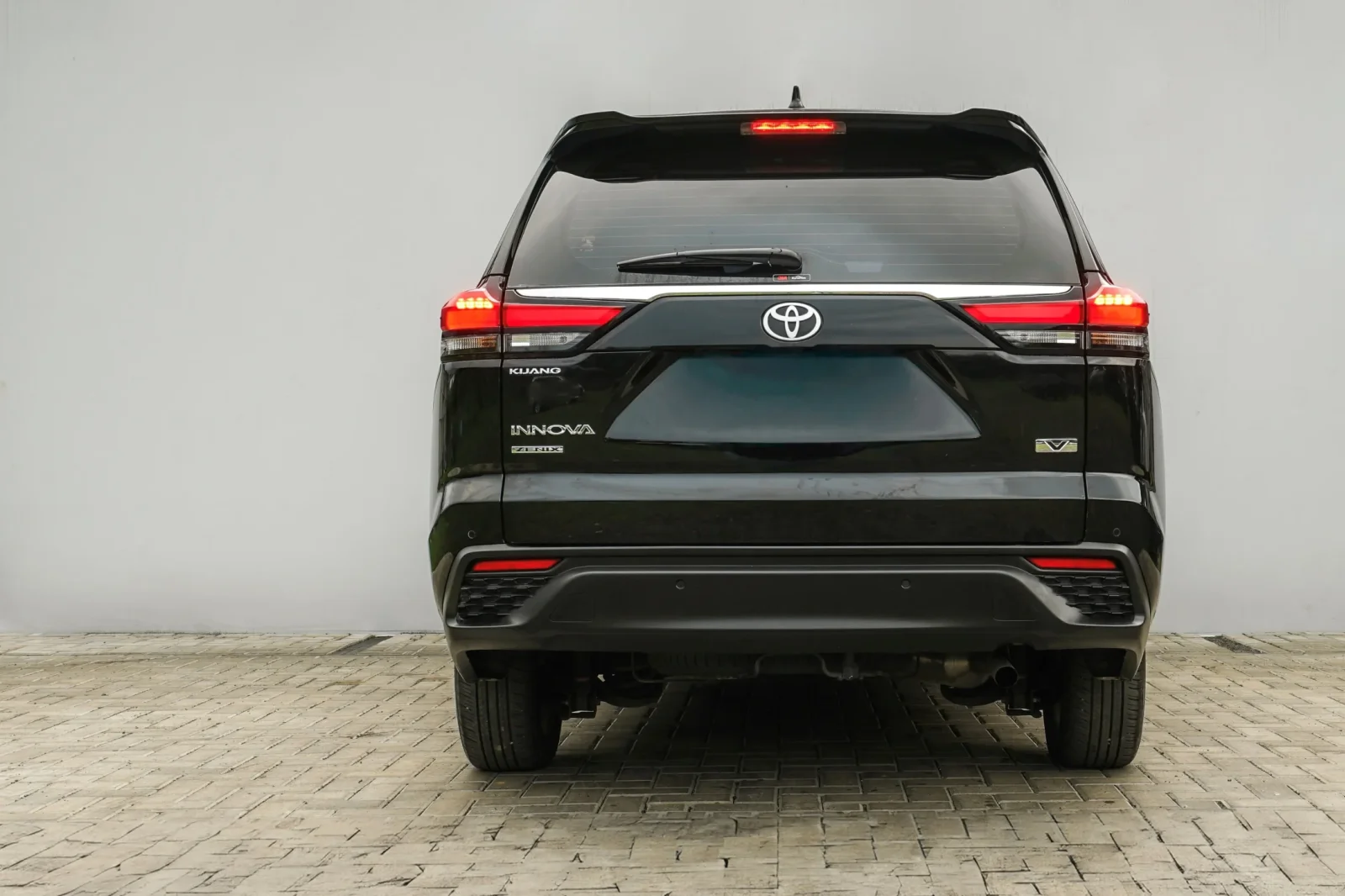 Affitto Toyota Innova  Nero 2022 in Abu Dhabi - 2 