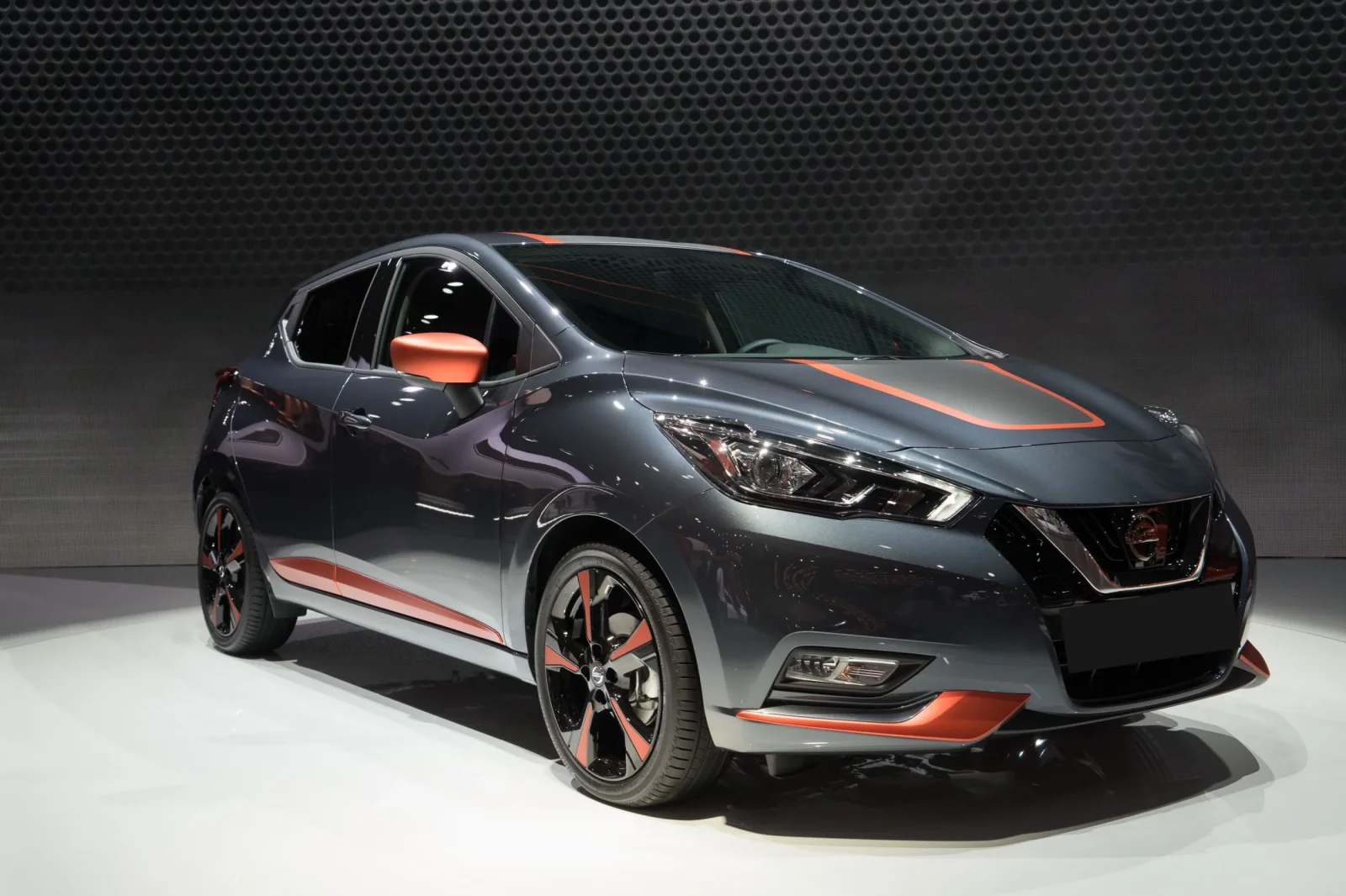 Kiralık Nissan Micra  Gri 2022 içinde Abu Dhabi