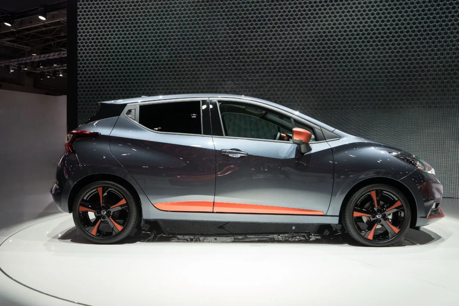 Kiralık Nissan Micra  Gri 2022 içinde Abu Dhabi - 2 