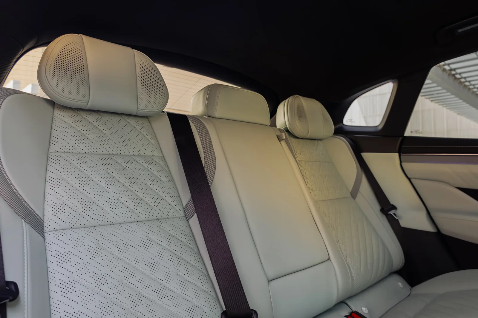 Rent Zeekr 1  Green 2024 in Abu Dhabi - 6 