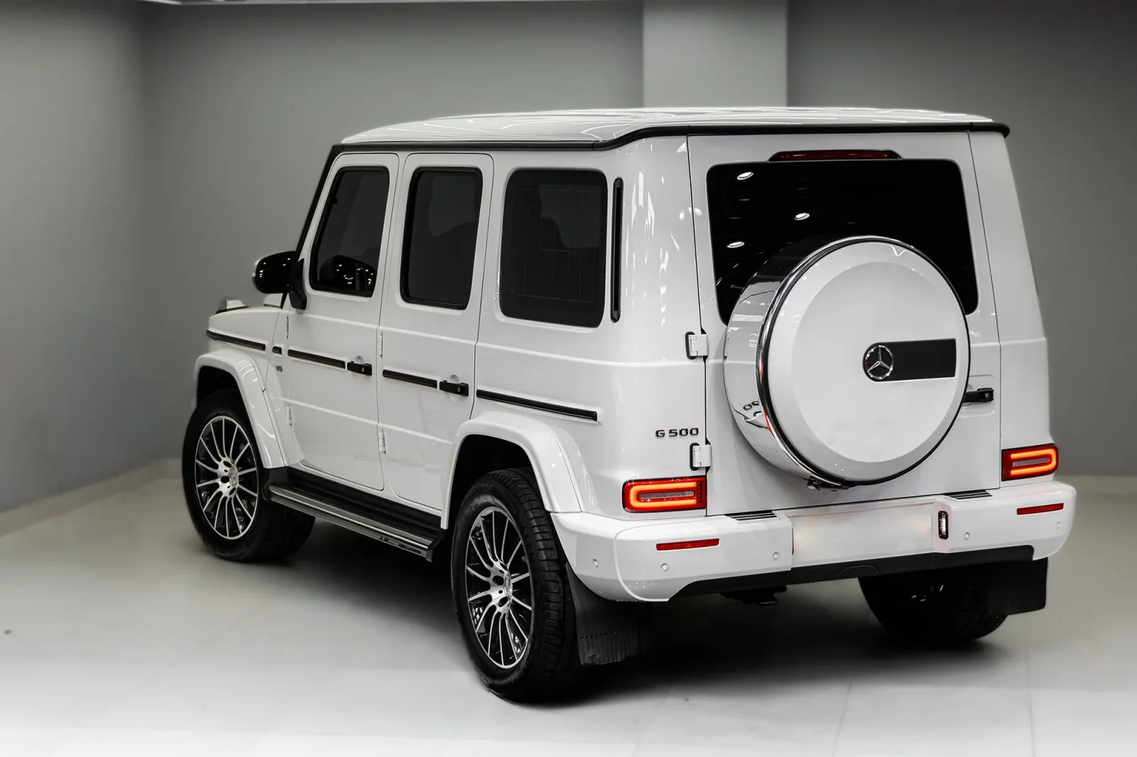 Rent Mercedes-Benz G-Class 500 White 2022 in Abu Dhabi - 5 