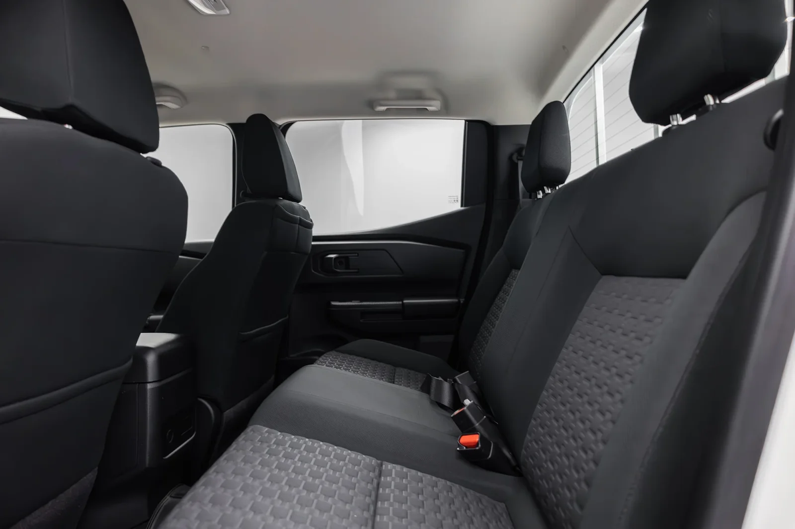 Rent Mitsubishi L200 Double Cap White 2026 in Abu Dhabi - 5 