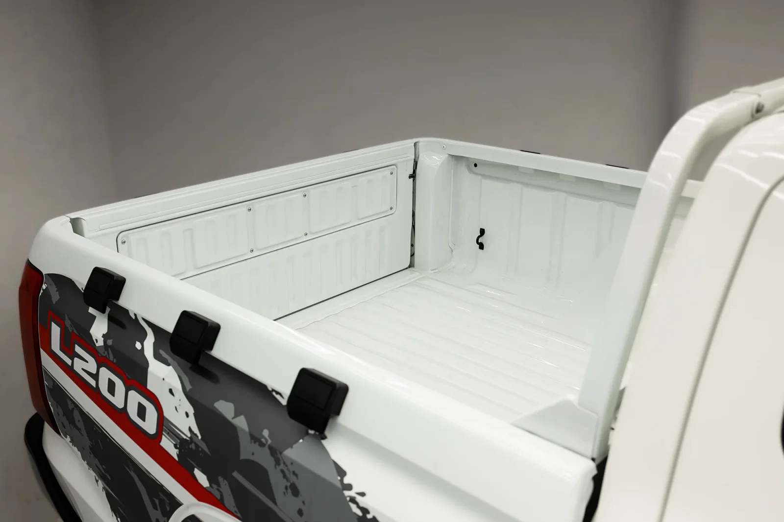 Rent Mitsubishi L200 Double Cap White 2026 in Abu Dhabi - 8 