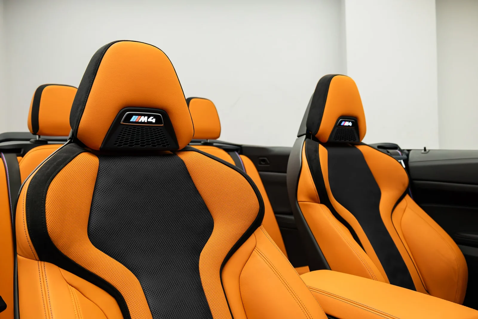 Kiralık BMW M4  Pembe 2024 içinde Abu Dhabi - 3 