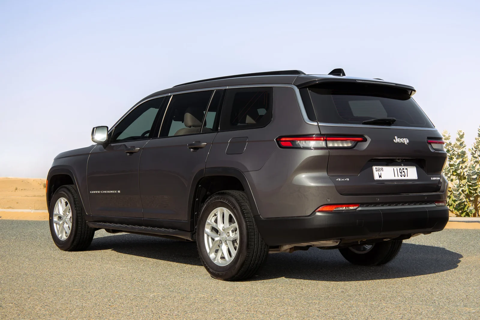 Alquiler Jeep Grand Cherokee  Gris 2025 en Abu Dabi - 9 