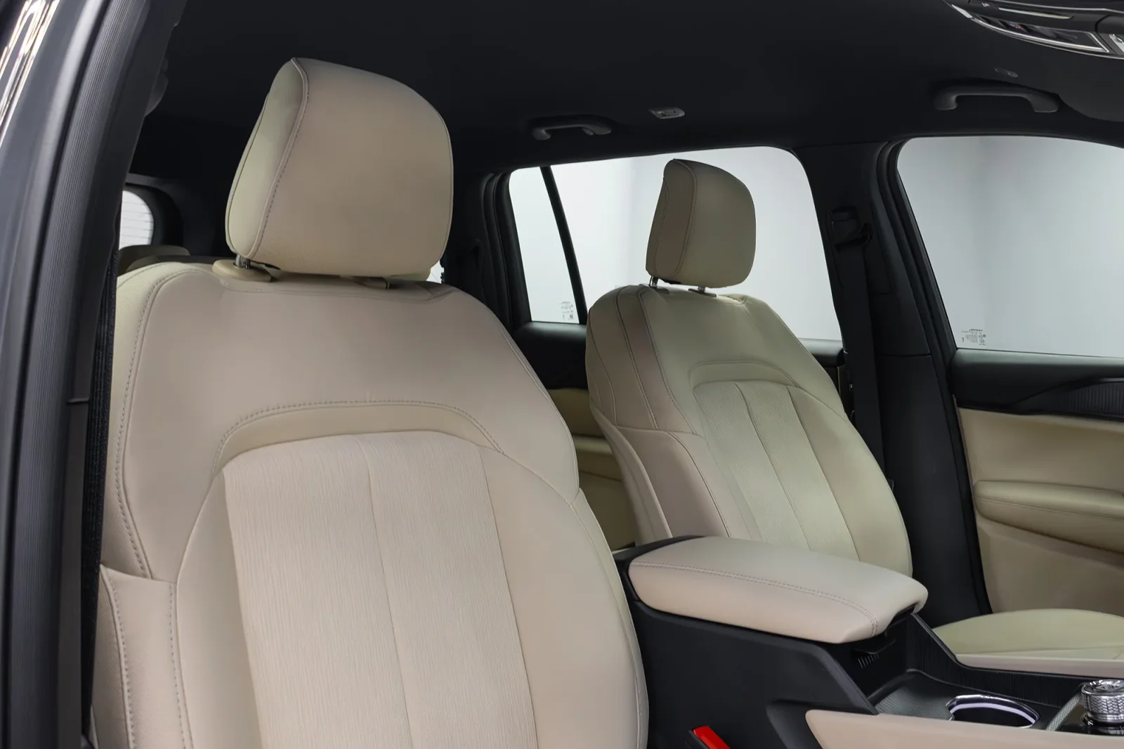 Alquiler Jeep Grand Cherokee  Gris 2025 en Abu Dabi - 3 