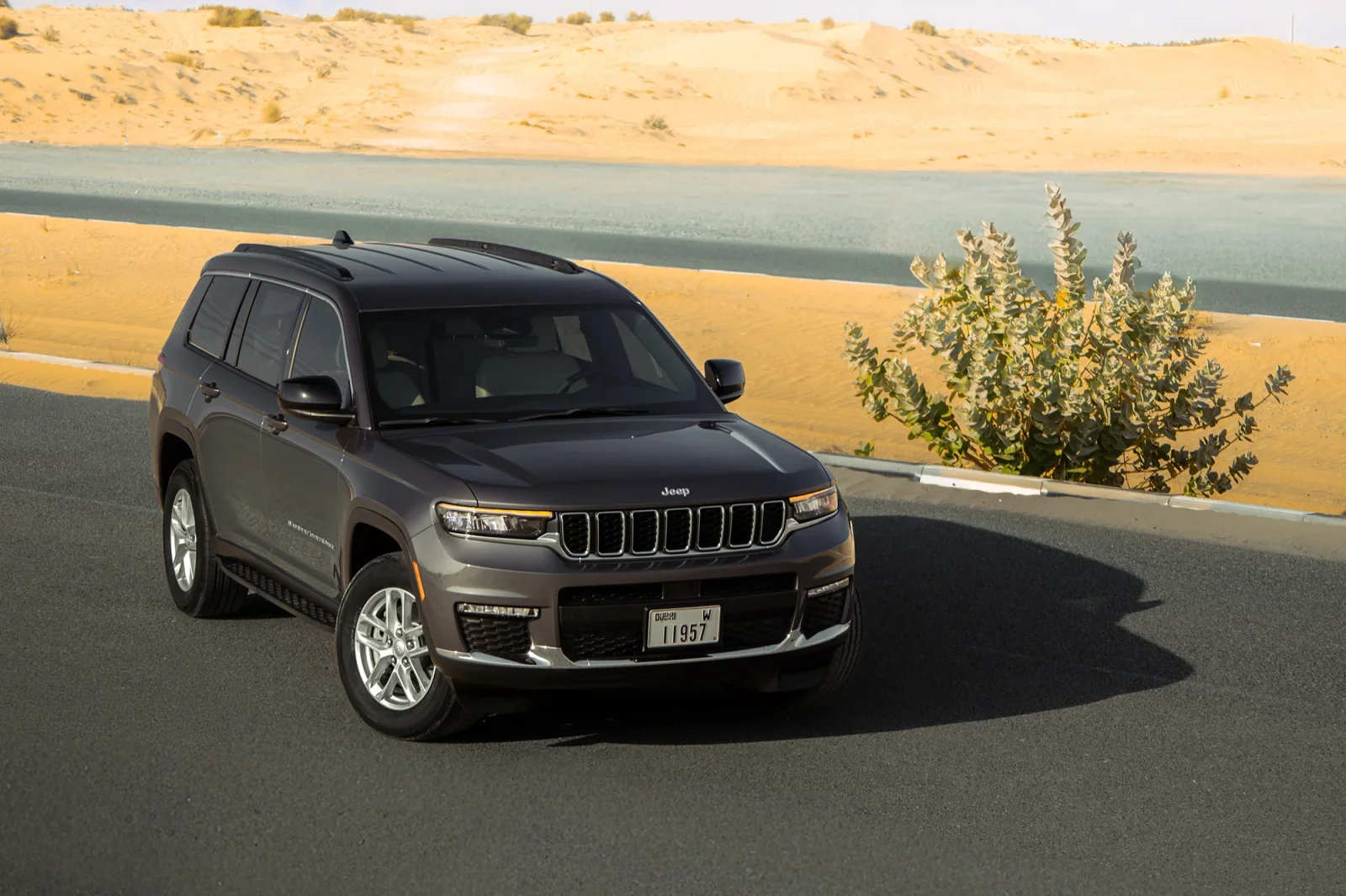 Alquiler Jeep Grand Cherokee  Gris 2025 en Abu Dabi - 2 
