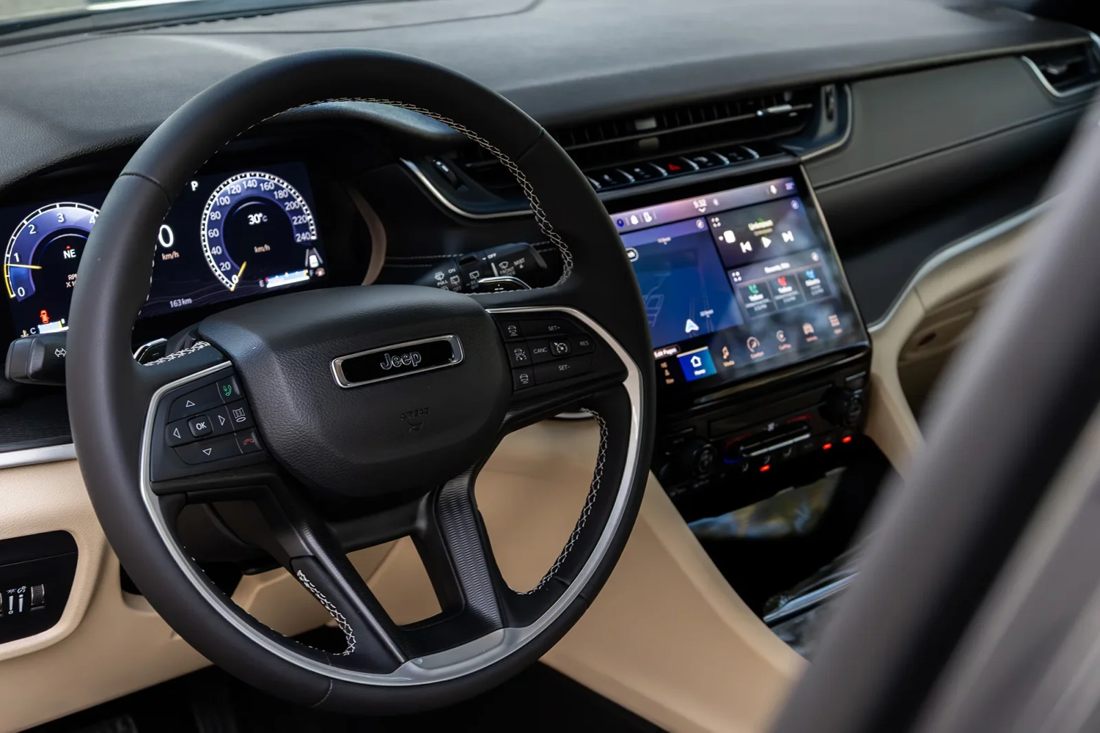 Alquiler Jeep Grand Cherokee  Gris 2025 en Abu Dabi - 5 