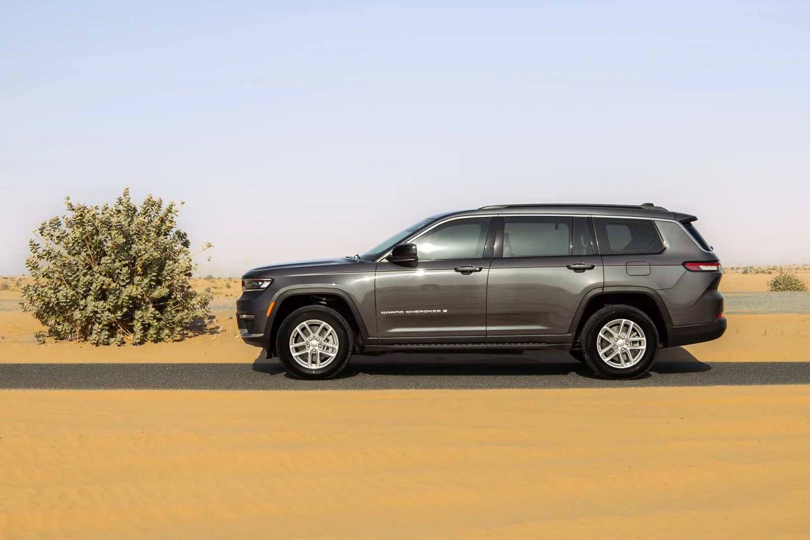 Alquiler Jeep Grand Cherokee  Gris 2025 en Abu Dabi - 11 