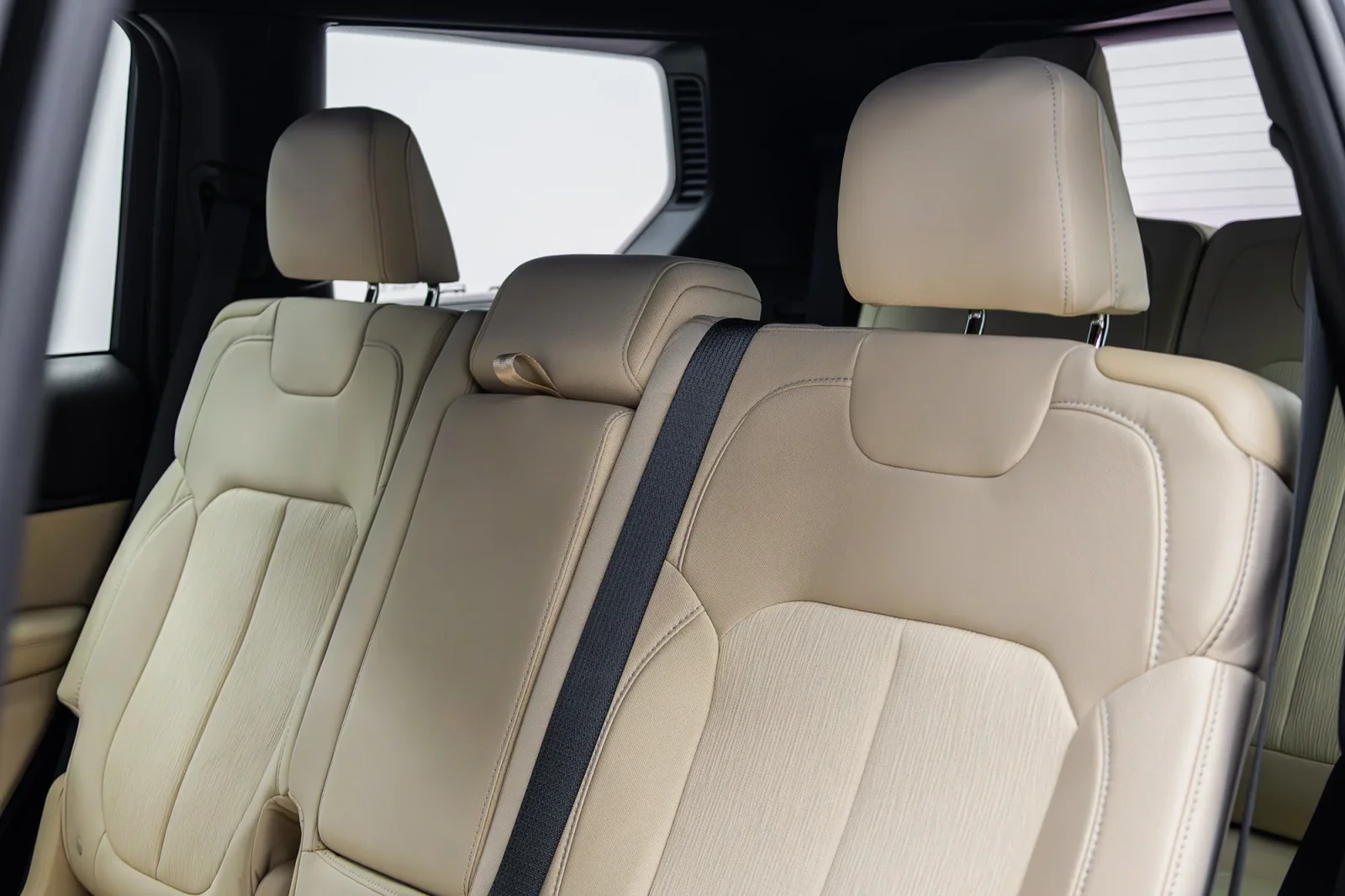 Alquiler Jeep Grand Cherokee  Gris 2025 en Abu Dabi - 4 