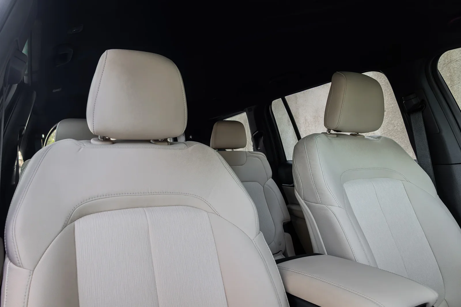 Alquiler Jeep Grand Cherokee  Gris 2025 en Abu Dabi - 3 