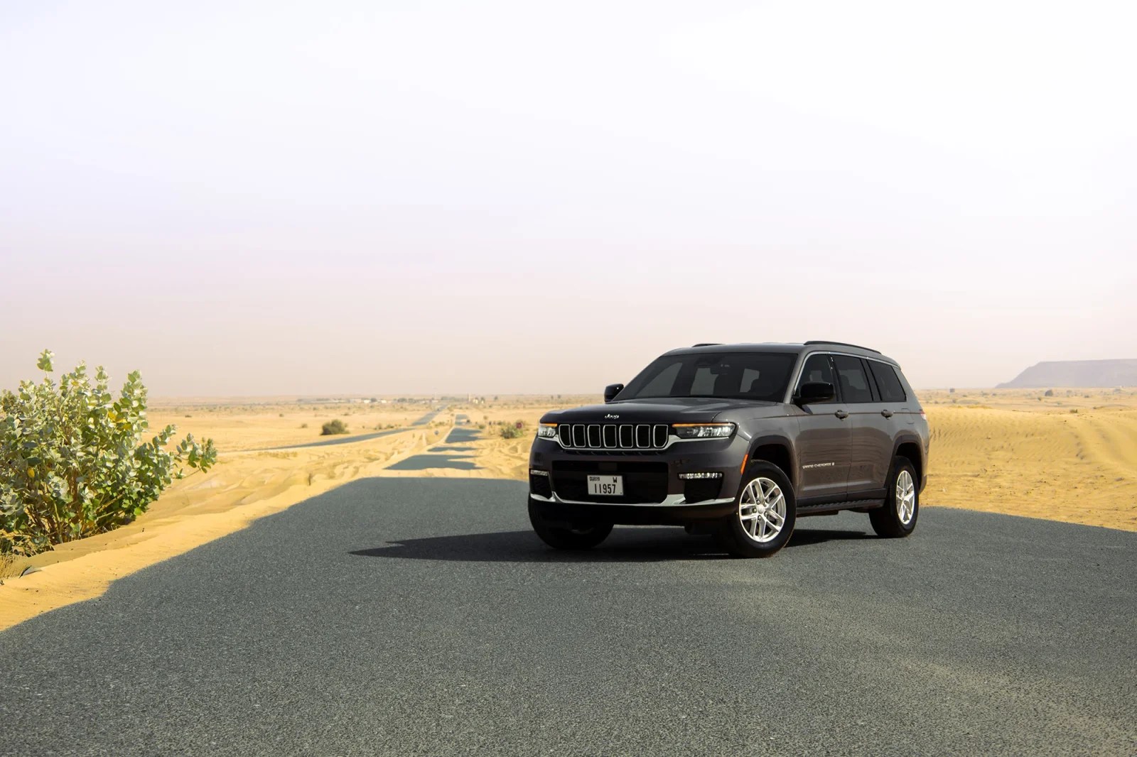 Alquiler Jeep Grand Cherokee  Gris 2025 en Abu Dabi