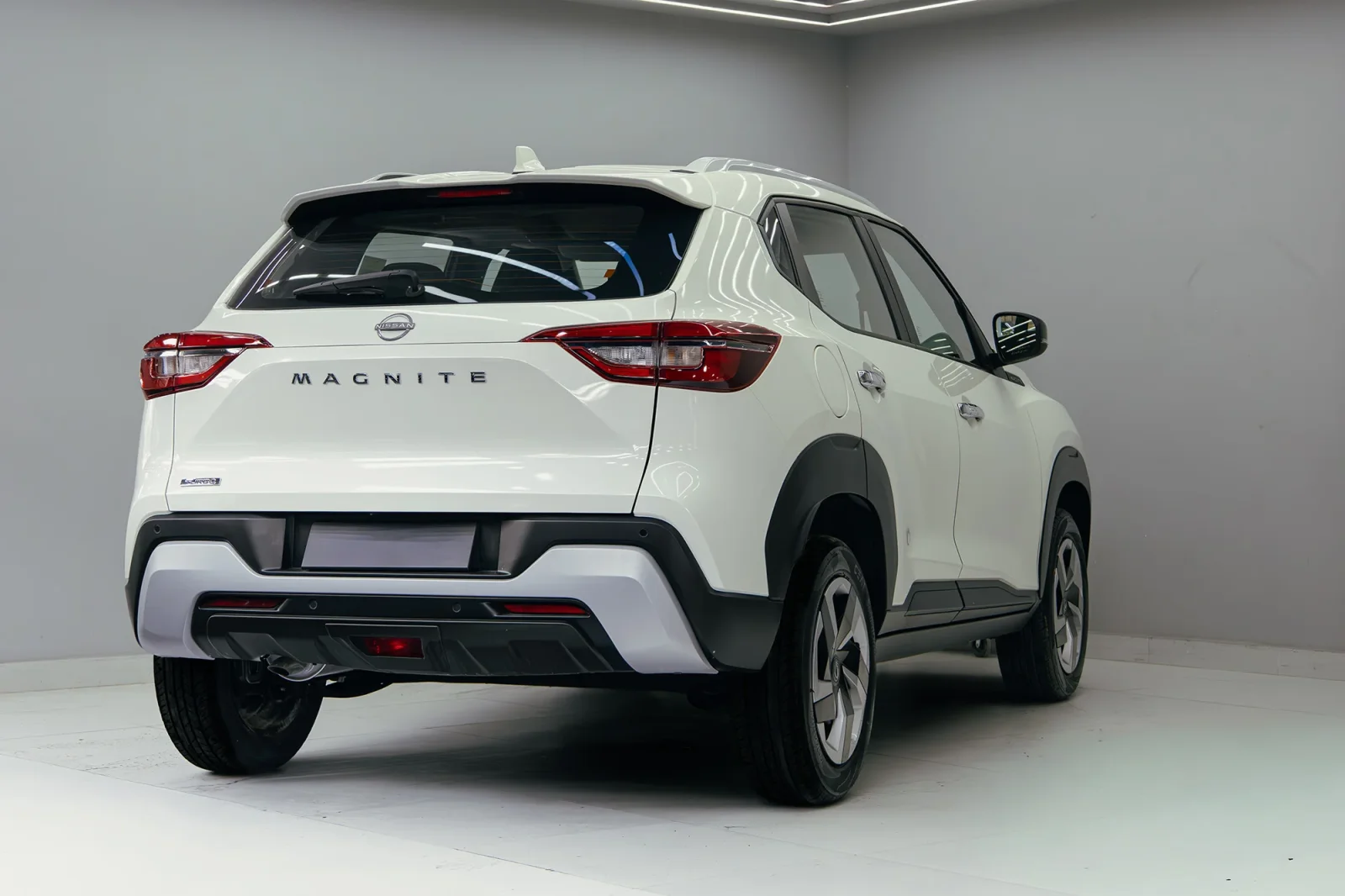 Rent Nissan Magnite  White 2025 in Abu Dhabi - 4 