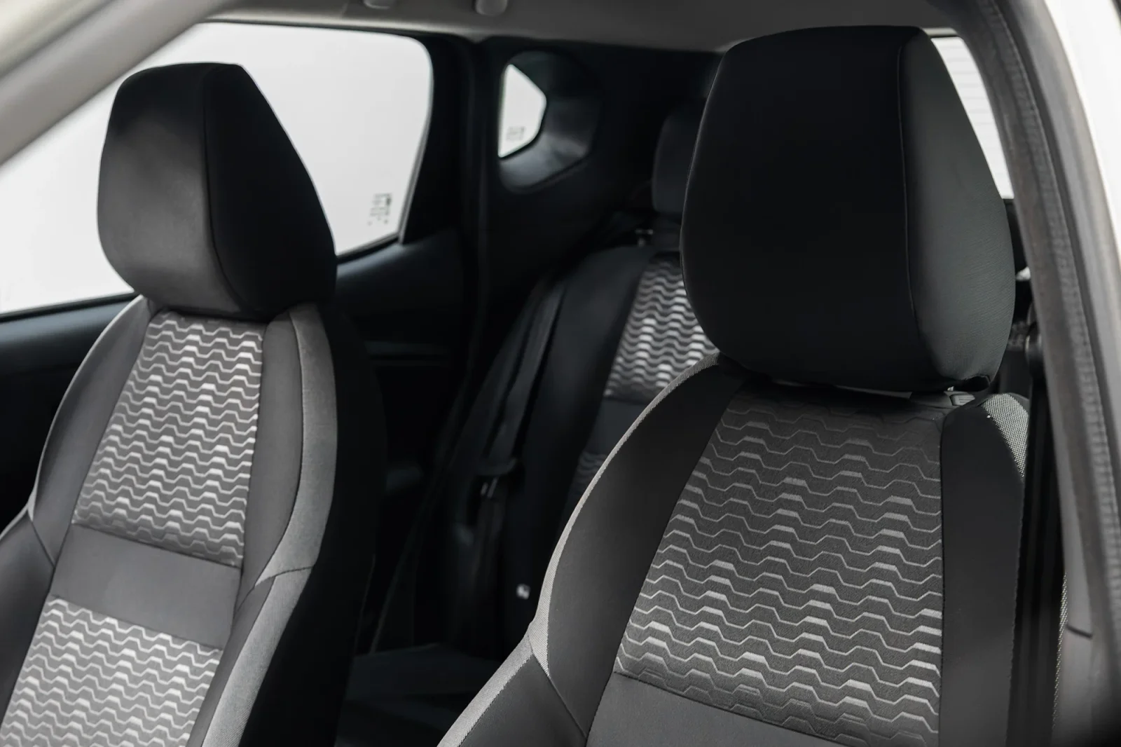 Rent Nissan Magnite  White 2025 in Abu Dhabi - 3 