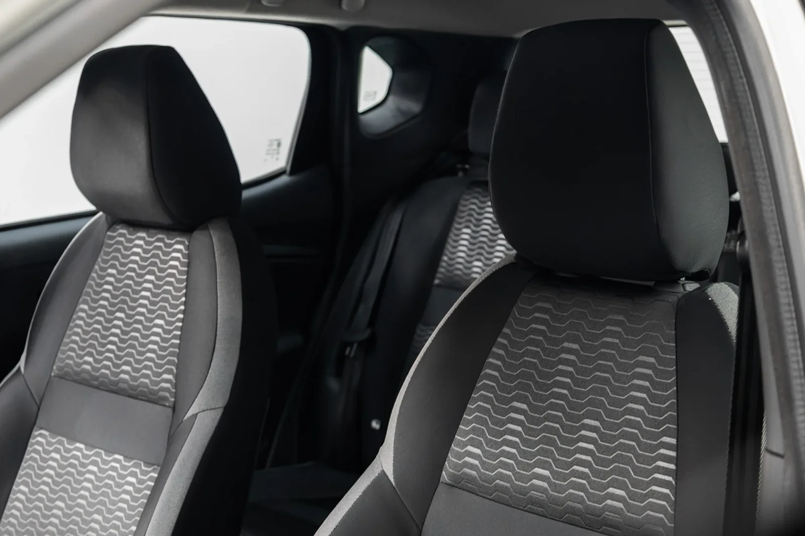 Rent Nissan Magnite  White 2025 in Abu Dhabi - 11 