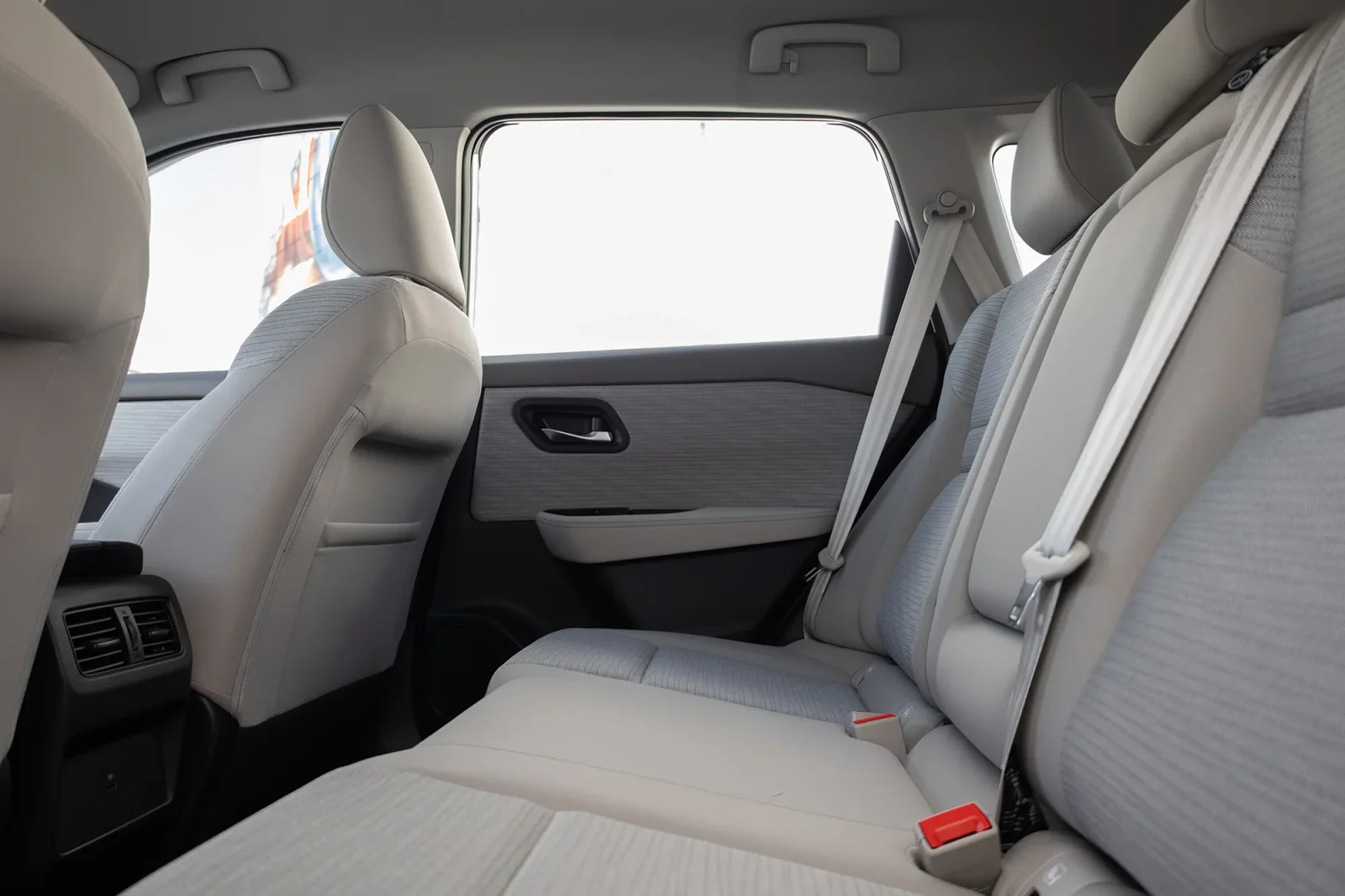 Rent Nissan X-Trail  White 2026 in Abu Dhabi - 13 