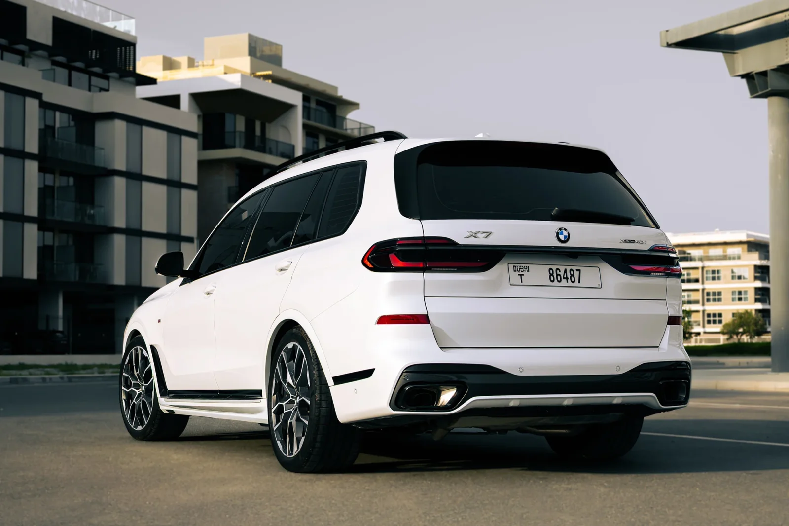 Huren BMW X7 40i Wit 2025 in Abu Dhabi - 4 