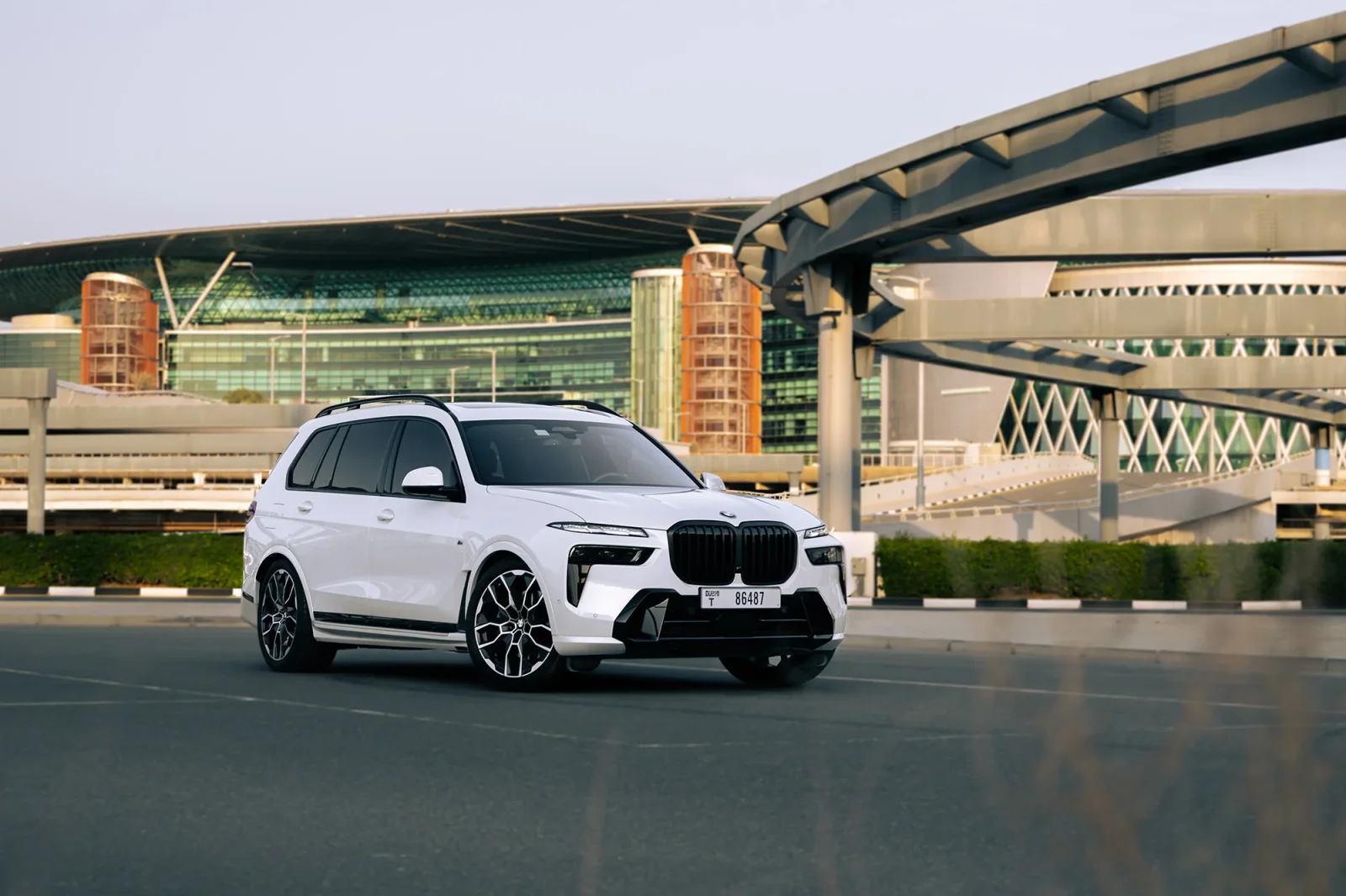 Huren BMW X7 40i Wit 2025 in Abu Dhabi - 2 
