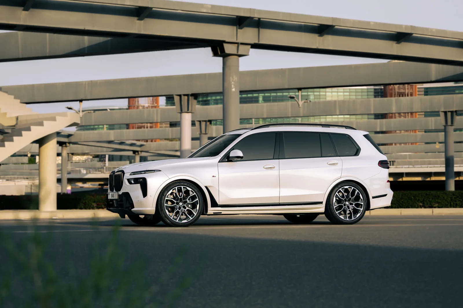 Huren BMW X7 40i Wit 2025 in Abu Dhabi - 3 