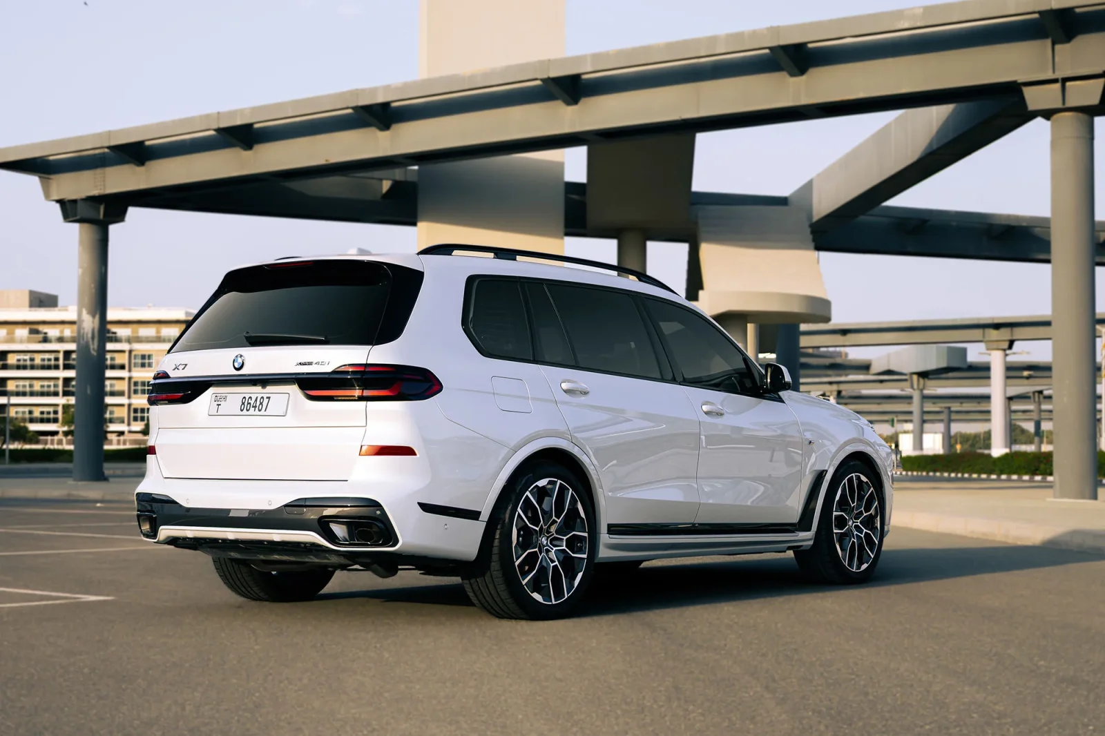 Huren BMW X7 40i Wit 2025 in Abu Dhabi - 11 