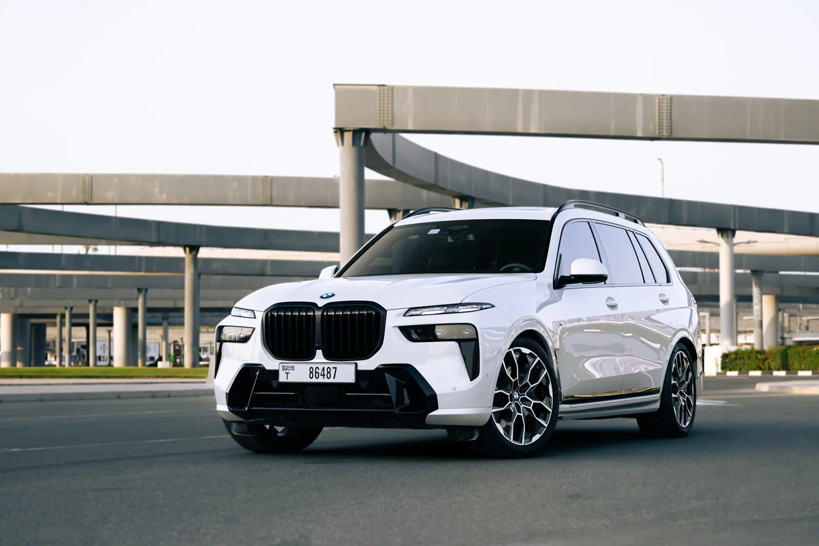 Huren BMW X7 40i Wit 2025 in Abu Dhabi