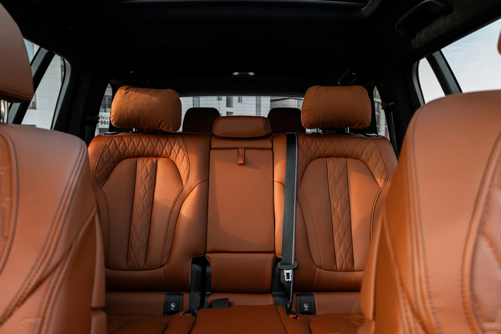 Huren BMW X7 40i Wit 2025 in Abu Dhabi - 9 