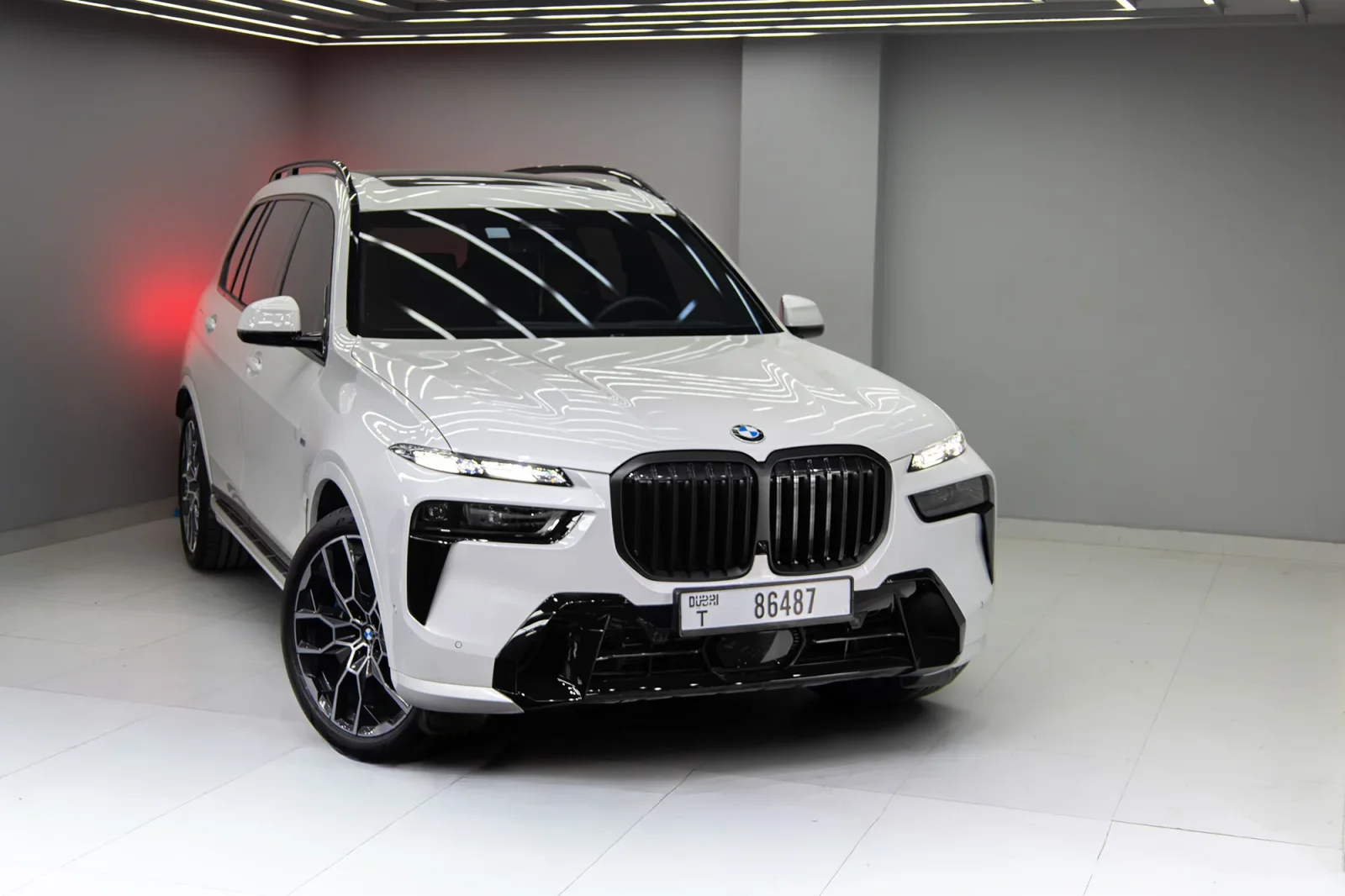 Miete BMW X7 40i Weiß 2025 in der Abu Dhabi