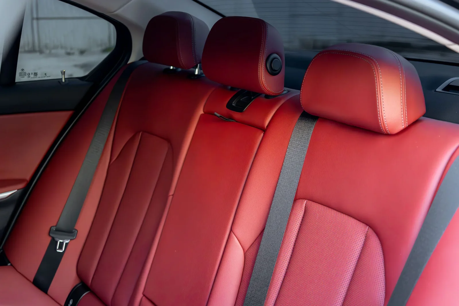 Huren BMW 3-Series 318i Zwart 2025 in Abu Dhabi - 11 